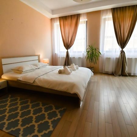 Appartamento Db Apt - Comfort And Space In The Heart Of Old Town Braşov Esterno foto