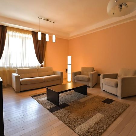 Appartamento Db Apt - Comfort And Space In The Heart Of Old Town Braşov Esterno foto