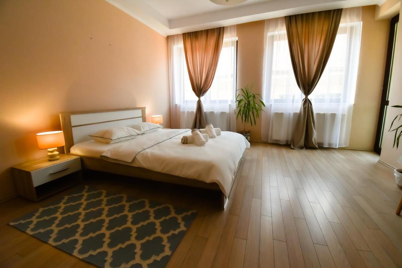 Appartamento Db Apt - Comfort And Space In The Heart Of Old Town Braşov Esterno foto