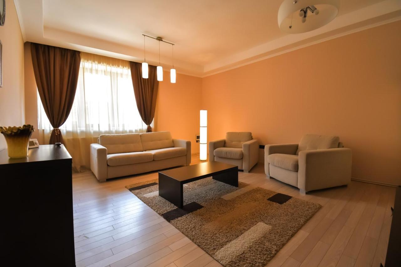 Appartamento Db Apt - Comfort And Space In The Heart Of Old Town Braşov Esterno foto