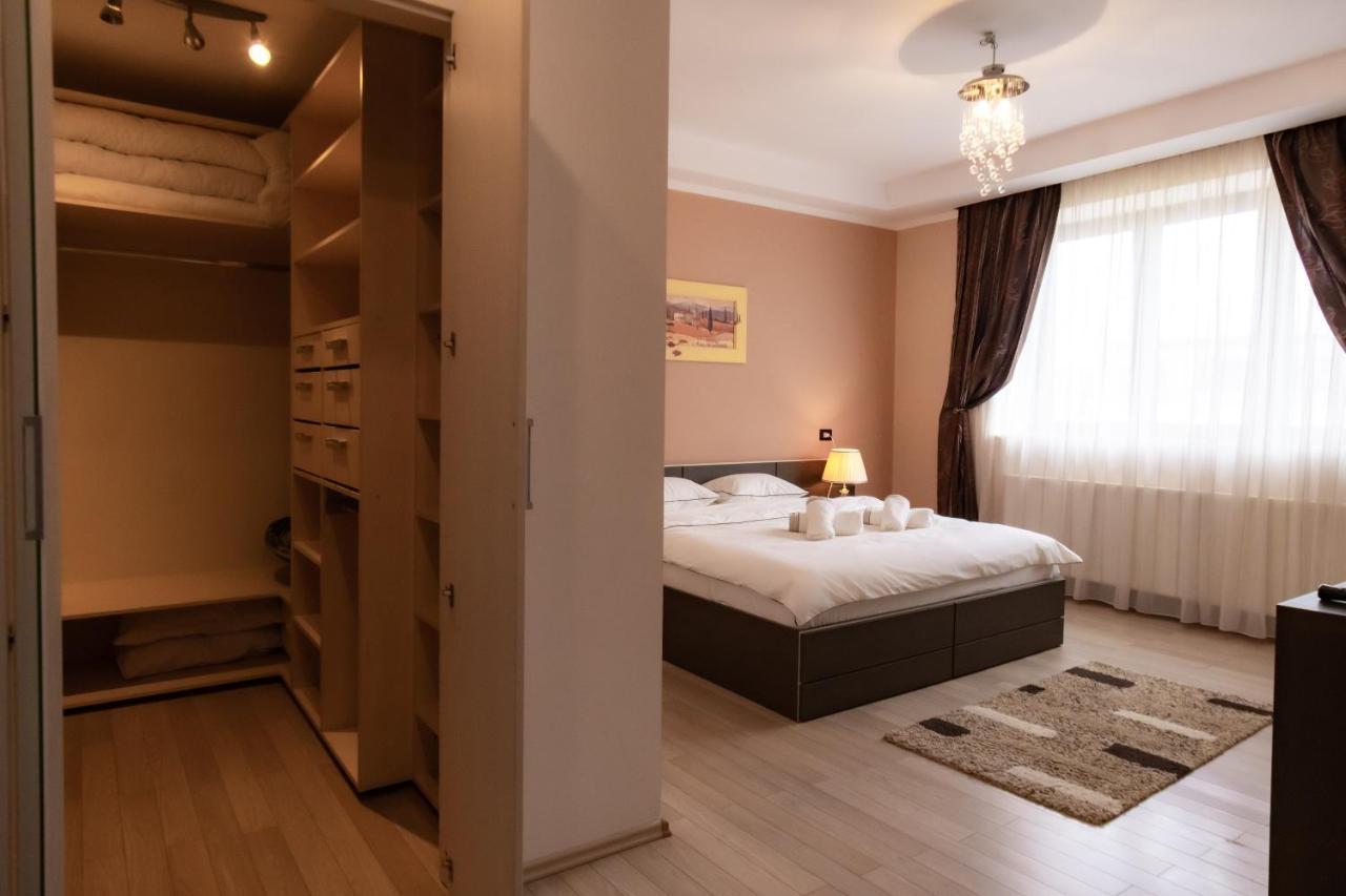 Appartamento Db Apt - Comfort And Space In The Heart Of Old Town Braşov Esterno foto