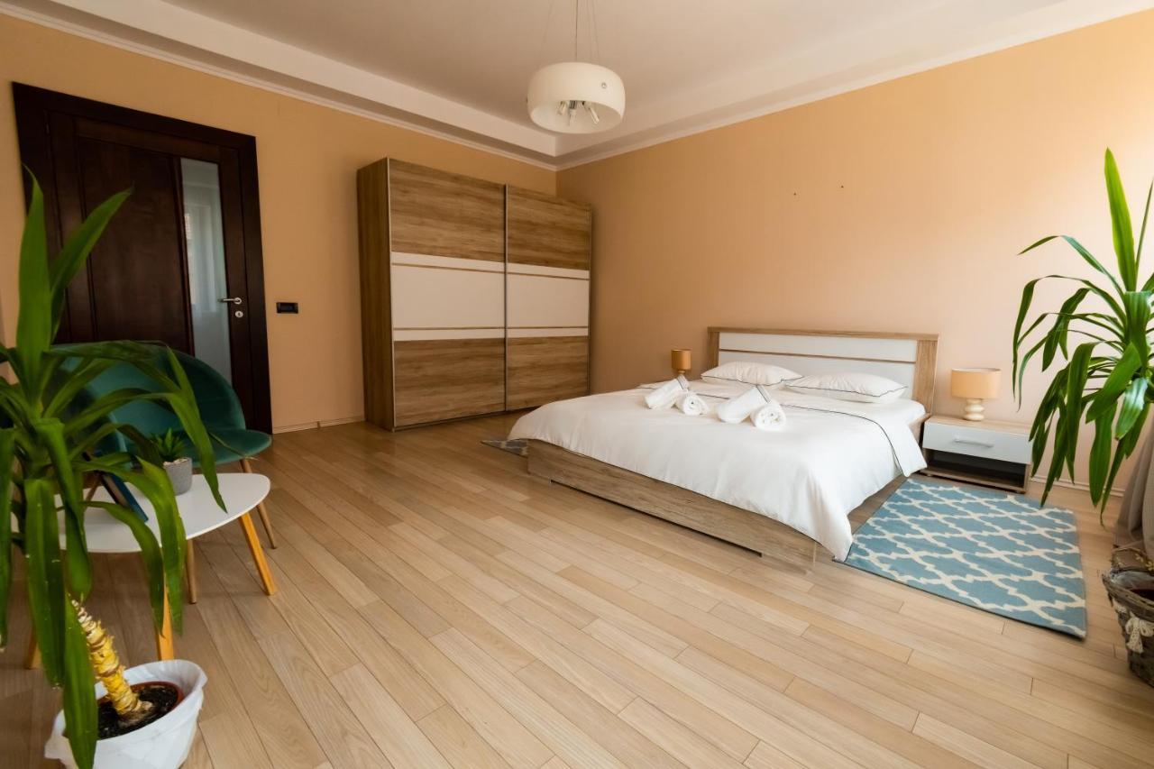 Appartamento Db Apt - Comfort And Space In The Heart Of Old Town Braşov Esterno foto